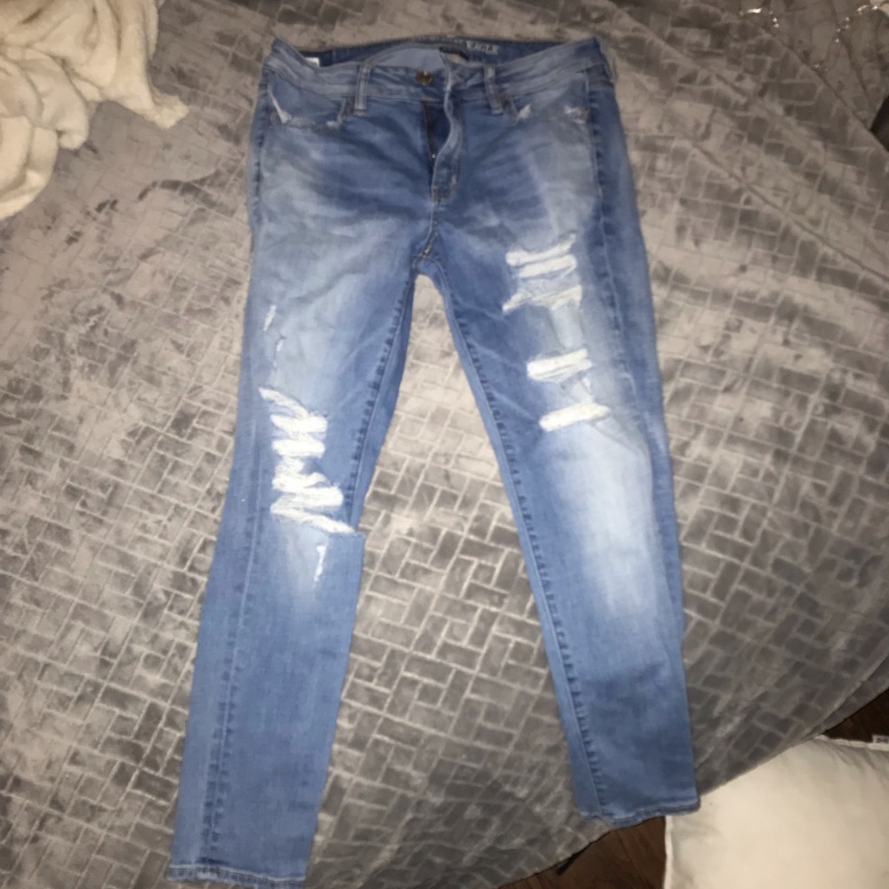 AMERICAN EAGLE BLUE DISTRESSED JEANS